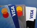 Les entreprises peuvent désormais facturer des frais aux consommateurs qui utilisent une carte de crédit au Canada.