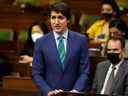 Le premier ministre Justin Trudeau s'exprime à la Chambre des communes sur la mise en œuvre de la Loi sur les mesures d'urgence, à Ottawa, le 17 février 2022.