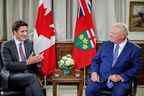 Le premier ministre du Canada, Justin Trudeau, s'entretient avec le premier ministre de l'Ontario, Doug Ford, à l'assemblée législative provinciale de Queen's Park à Toronto, en Ontario, le 30 août 2022. 