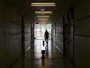 Une personne marche dans le couloir d'une école de Scarborough, en Ontario, le 14 septembre 2020.