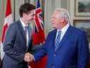 Le premier ministre Justin Trudeau serre la main du premier ministre de l'Ontario Doug Ford à Queen's Park à Toronto, le 30 août 2022.