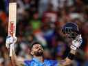 L'Indien Virat Kohli célèbre après sa victoire lors du match de cricket masculin de l'ICC Twenty20 World Cup 2022 entre l'Inde et le Pakistan au Melbourne Cricket Ground (MCG) à Melbourne le 23 octobre 2022. 