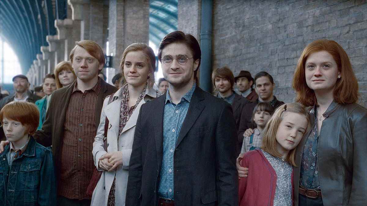 adultes Harry, Ron, Hermione et Ginny regardant leurs enfants monter à bord du Poudlard Express à la fin de Harry Potter et les Reliques de la Mort : Partie 2