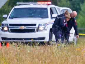 La police examine la scène à l'ouest de Calgary près de l'autoroute 8 où un corps a été découvert le mercredi 12 juillet 2017.