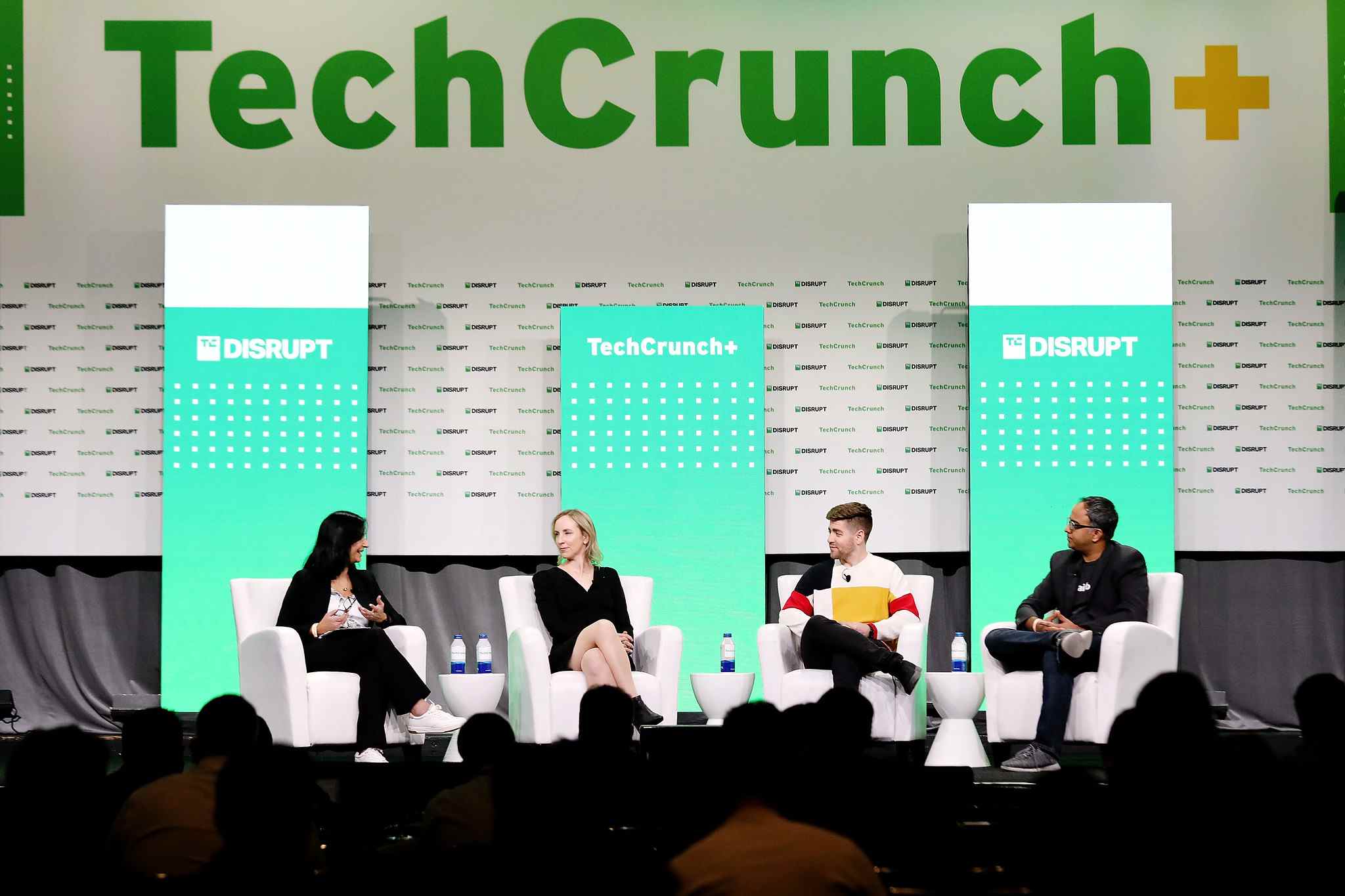 Mary Ann Azevedo de TechCrunch ;  Ruth Foxe Blader, associée chez Anthemis ;  Eric Glyman, co-fondateur et PDG de Ramp ;  et Thejo Kote, fondateur et PDG d'Airbase, prennent la parole sur scène lors de TechCrunch Disrupt 2022.