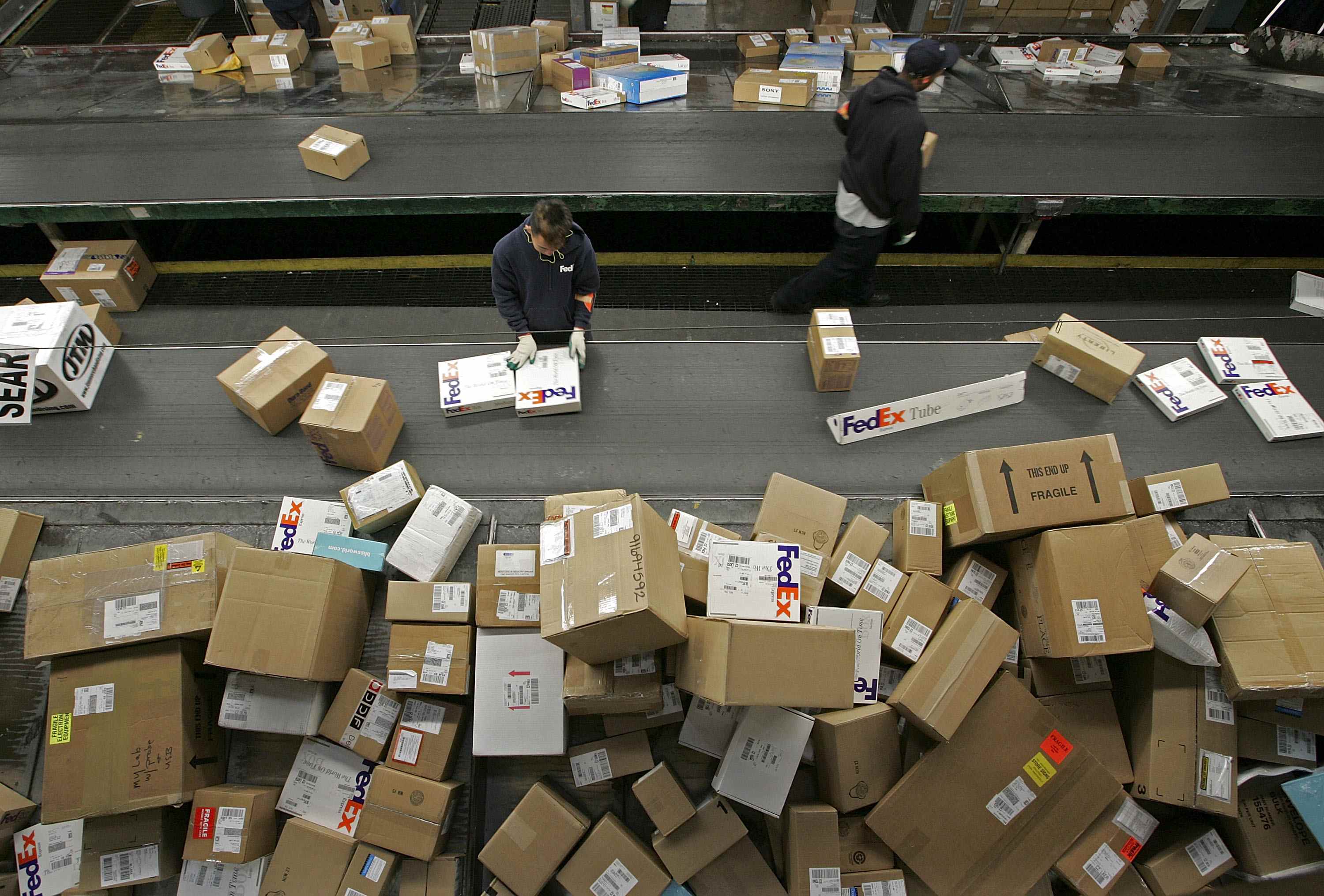 UPS et FedEx livrent des colis alors que la saison des achats des Fêtes commence