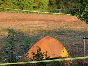 Une bande de police et une tente isolée sont vues un jour après le coup de couteau mortel du const.  Shaelyn Yang au parc Broadview à Burnaby, en Colombie-Britannique, le 19 octobre 2022.