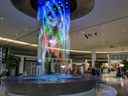 L'une des deux fontaines intérieures colorées de 25 pieds de haut accueille les passagers à l'aéroport LaGuardia de New York, qui, selon un analyste, était autrefois 
