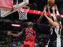 L'attaquant des Raptors de Toronto Chris Boucher (25 ans) s'en va après un rebond en seconde période face aux San Antonio Spurs.