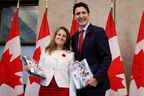 La vice-première ministre et ministre des Finances Chrystia Freeland et le premier ministre Justin Trudeau s'arrêtent pour une photo avant de prononcer l'énoncé économique de l'automne sur la colline du Parlement à Ottawa, le jeudi 3 novembre 2022.