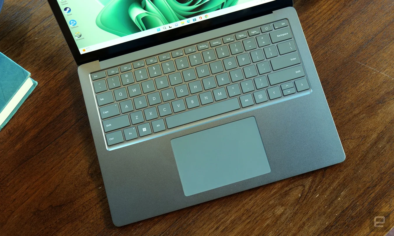 Bien que le clavier du Surface Laptop 5 ne soit pas aussi grand que celui que vous obtiendriez sur un MacBook, il y a encore beaucoup de place pour la souris et le clavier est agréable. 