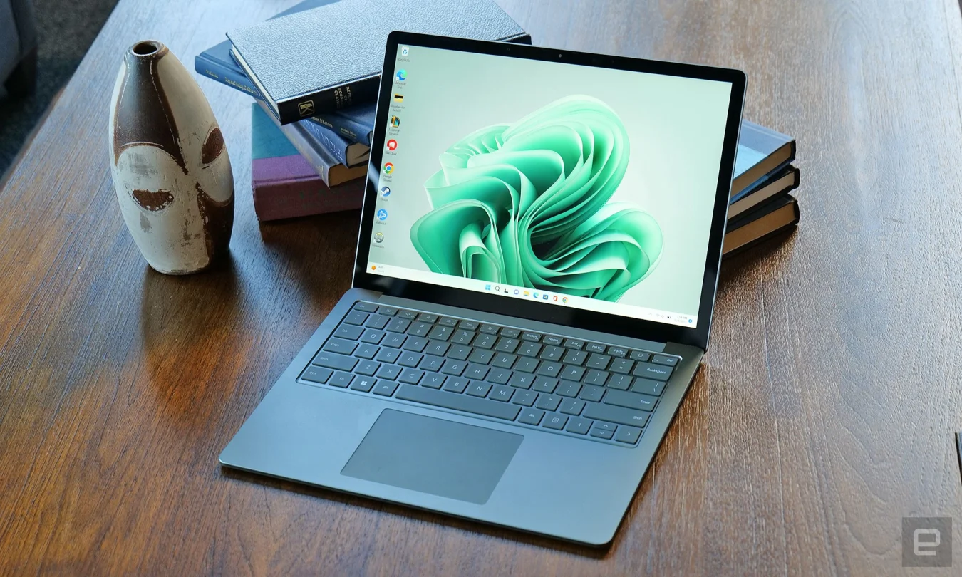 Comme un clin d'œil amusant à l'amélioration de la coordination des couleurs, le Surface Laptop 5 est préinstallé avec un fond d'écran Windows 11 correspondant.