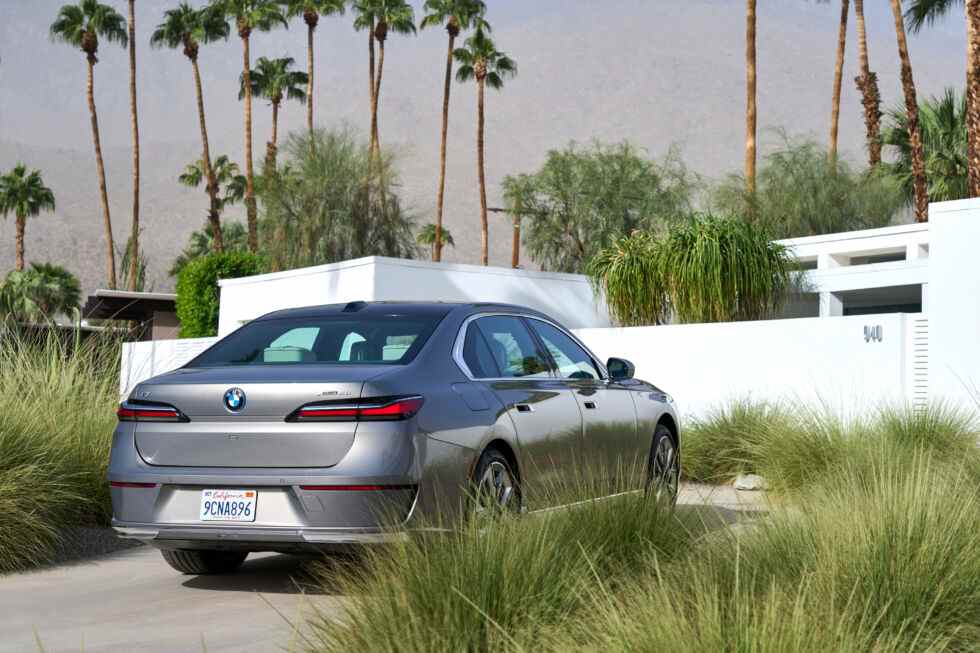 Il s'agit du deuxième lancement de la série BMW 7 organisé à Palm Springs auquel Ars a assisté ;  quelqu'un doit aimer l'architecture du milieu du siècle autant que moi.