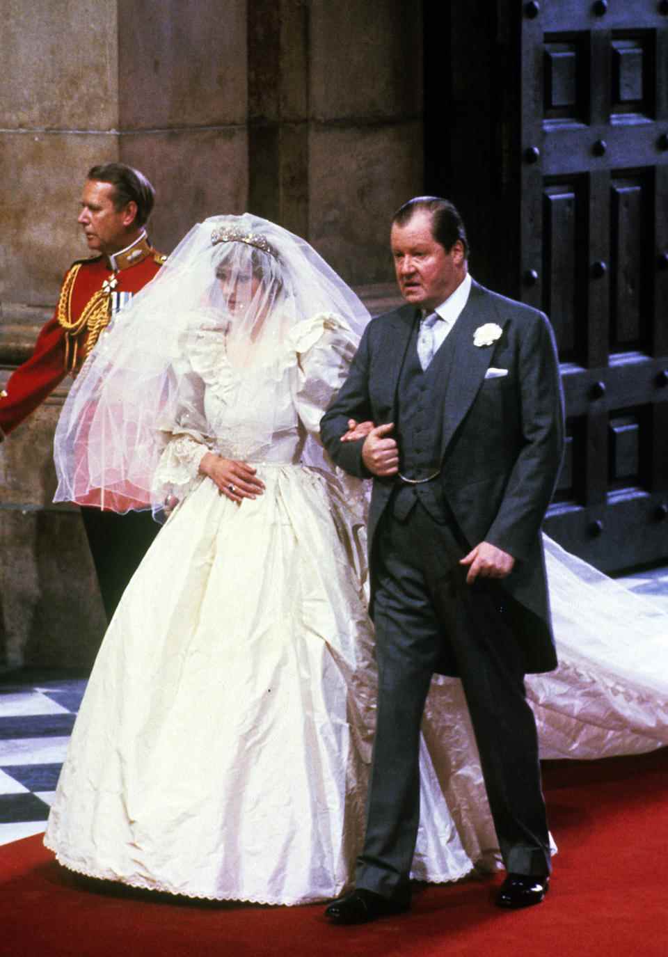 La princesse & # 39;  le père John Spencer l'a accompagnée dans l'allée en 1981. (Getty Images)