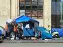 Des tentes sont vues dans la rue du Downtown Eastside de Vancouver sur une photo d'archive du 24 août 2022. Les victimes de crimes de rue perpétrés par les habitants du campement sont revictimisées par des militants pro-campement, écrit Adam Zivo.