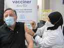 Le premier ministre François Legault reçoit une dose de rappel du vaccin COVID-19 de Kenza Kias à Montréal, le vendredi 5 août 2022. 