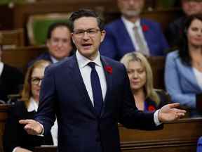 Le chef du Parti conservateur du Canada, Pierre Poilievre, prend la parole en réponse à l'énoncé économique de l'automne à la Chambre des communes sur la Colline du Parlement à Ottawa.