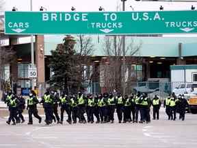 La police canadienne se déploie le 12 février 2022 pour déplacer les manifestants bloquant l'accès au pont Ambassador à Windsor.