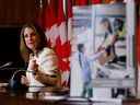 La vice-première ministre et ministre des Finances Chrystia Freeland assiste à une conférence de presse sur l'énoncé économique de l'automne à Ottawa.