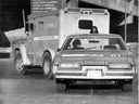 Une escorte policière a abandonné la voiture blindée de Brink après un vol de 2,8 millions de dollars à Montréal.  Cette photo a été publiée le 31 mars 1976.