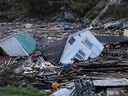 Des maisons flottent dans l'eau à la suite de l'ouragan Fiona à Rose Blanche, à Terre-Neuve.  Les dommages entraîneront probablement des pertes assurées record au Canada atlantique. 