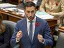 Le ministre de l'Éducation de l'Ontario, Stephen Lecce, prend la parole lors de la période des questions à l'Assemblée législative de l'Ontario le 1er novembre 2022, alors que les membres débattent d'un projet de loi visant à éviter une grève prévue par 55 000 travailleurs de l'éducation.