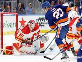 Le gardien de but des Flames de Calgary Jacob Markstrom effectue un arrêt contre l'attaquant des Islanders de New York Anders Lee à l'UBS Arena de Belmont Park, NY, le lundi 7 novembre 2022.