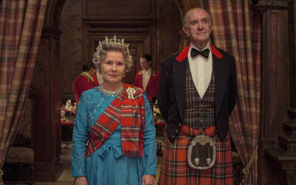 Jonathan Pryce joue le duc d'Édimbourg dans la dernière série et Imelda Staunton joue la reine Elizabeth - Netflix