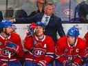 L'entraîneur-chef des Canadiens de Montréal, Martin St. Louis, s'adresse, de gauche à droite, à Josh Anderson, Brendan Gallagher et Nick Suzuki lors de la troisième période contre les Penguins de Pittsburgh à Montréal le 17 octobre 2022.