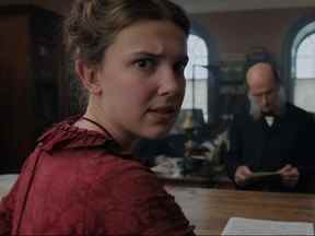 Millie Bobby Brown joue le rôle de la petite sœur de Sherlock, Enola Holmes, dans un nouveau film Netflix.