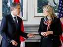Le secrétaire d'État américain Antony Blinken et la ministre canadienne des Affaires étrangères Mélanie Joly prennent la parole à la Maison d'hôtes du gouvernement canadien avant un déjeuner de travail, à Ottawa, le 27 octobre 2022.