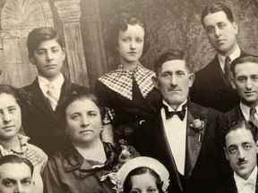 Les parents de Tony, Maria et Luigi, au centre.  Tony est derrière sa mère.  Photo prise au mariage de sa soeur Rose.  Photo gracieuseté des Argyll and Sutherland Highlanders of Canada