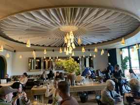 Le plafond à ailettes en bois de la salle à manger de l'hôtel Royal de Picton.  JANE STEVENSON/SOLEIL DE TORONTO