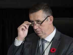 Le fonctionnaire albertain Marlin Degrand retire ses lunettes alors qu'il écoute la question d'un avocat lors de son témoignage devant la Commission d'urgence de l'ordre public à Ottawa, le jeudi 10 novembre 2022.