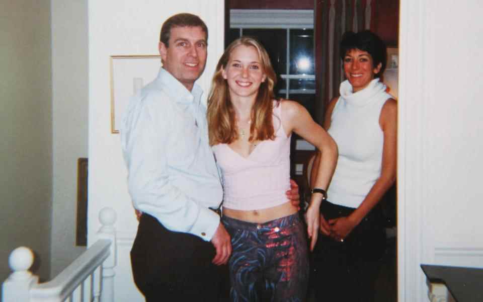 Virginia Giuffre photographiée avec le prince Andrew et Ghislaine Maxwell début 2001
