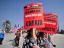 Les travailleurs d'une usine d'Amazon à San Bernardino, en Californie, manifestent le 14 octobre.