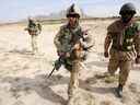 Panjwayi, AFGHANISTAN : Des soldats canadiens du Royal 22e Régiment, qui ont travaillé avec l'Armée nationale afghane (ANA) en tant que 