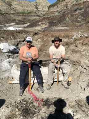 Les doctorants Annie McIntosh et Mark Powers faisaient partie de l'équipe qui a découvert « Gary », un Edmontonsaurus de la vallée de la rivière Red Deer.