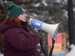 Caitlin Cottrell s'adresse à la foule lors d'une manifestation de solidarité et l'appel à l'action est une manifestation organisée au Palais législatif par Abortion is Healthcare, Planned Parenthood Regina et la clinique de santé sexuelle de Saskatoon le mercredi 9 novembre 2022 à Regina.