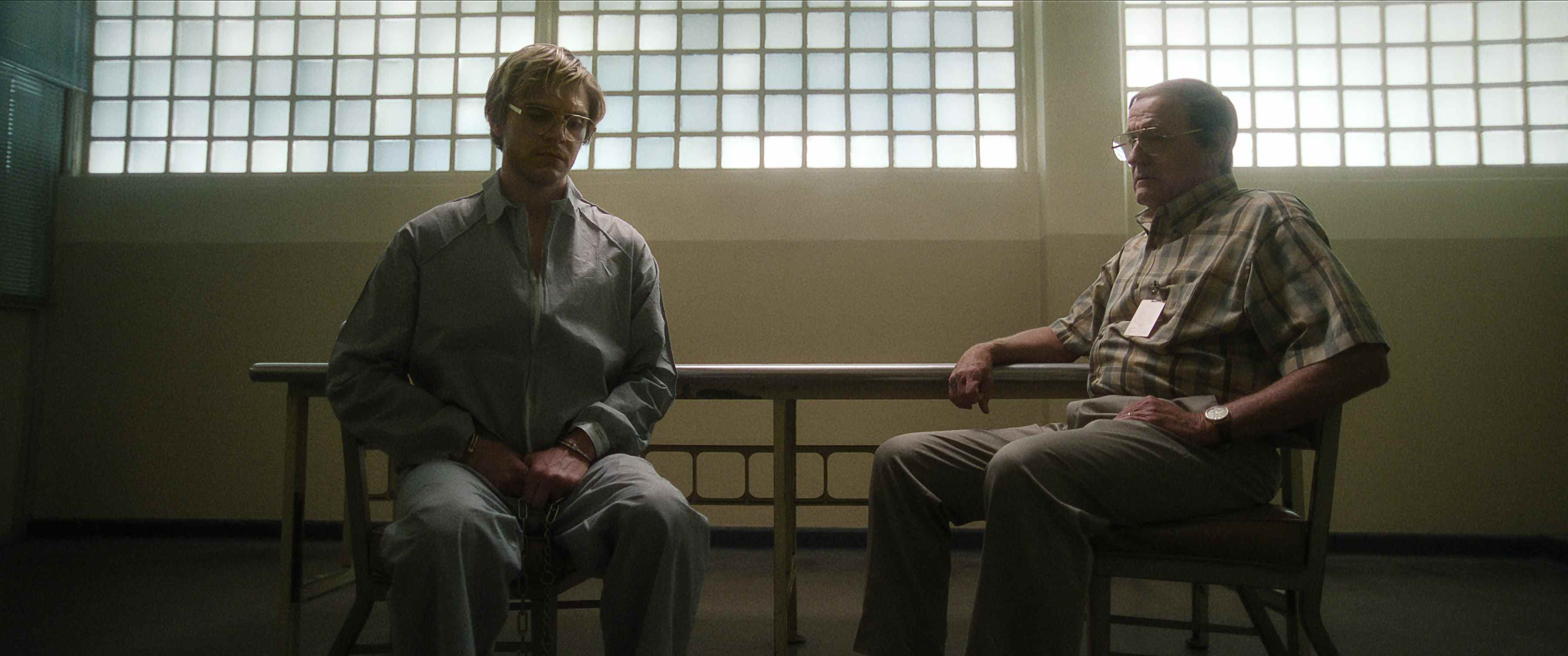 Evan Peters comme Jeffrey Dahmer et Richard Jenkins comme Lionel Dahmer dans "Dahmer.  Monstre : L'histoire de Jeffrey Dahmer"