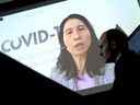 L'administratrice en chef de la santé publique du Canada, la Dre Theresa Tam, est vue par vidéoconférence alors que le ministre de la Santé, Jean-Yves Duclos, écoute lors d'une conférence de presse sur la pandémie de COVID-19.