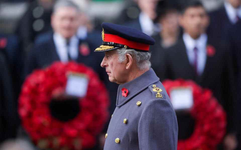 Le pardessus du roi Charles porte les initiales de la reine Elizabeth sur les épaulettes - TOBY MELVILLE/REUTERS