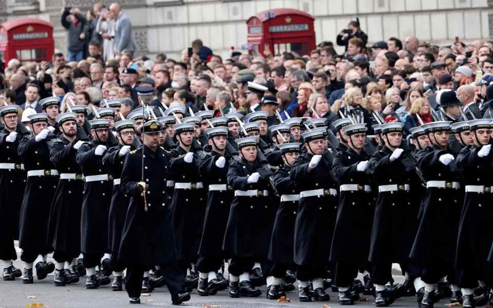 Des membres de la Royal Navy défilent le long de Whitehall pendant le dimanche du Souvenir - CHRIS JACKSON/AFP