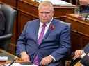 Le premier ministre de l'Ontario, Doug Ford, siège à l'Assemblée législative de l'Ontario pendant la période des questions le mardi 1er novembre 2022, alors que les députés débattent d'un projet de loi visant à éviter une grève planifiée de 55 000 travailleurs de l'éducation.