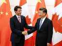 Dans cette photo d'archive du 31 août 2016, le président chinois Xi Jinping serre la main du premier ministre Justin Trudeau avant leur rencontre au Diaoyutai State Guesthouse à Pékin, en Chine. 