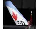Peter MacKay, alors ministre de la Défense nationale, s'adresse aux militaires et aux médias lorsqu'il annonce que le Canada fera l'acquisition du Lockheed Martin Joint Strike Fighter F-35 Lighting II en juillet 2010.