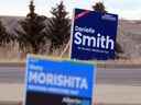 Des pancartes pour le candidat du Parti de l'Alberta Barry Morishita et la candidate de l'UCP Danielle Smith sont vues le long d'une route à Medicine Hat avant l'élection partielle de Brooks-Medicine Hat.
