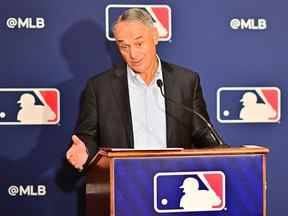 Le commissaire de la Ligue majeure de baseball, Rob Manfred, répond aux questions lors d'une réunion des propriétaires de la MLB au Waldorf Astoria le 10 février 2022 à Orlando, en Floride.
