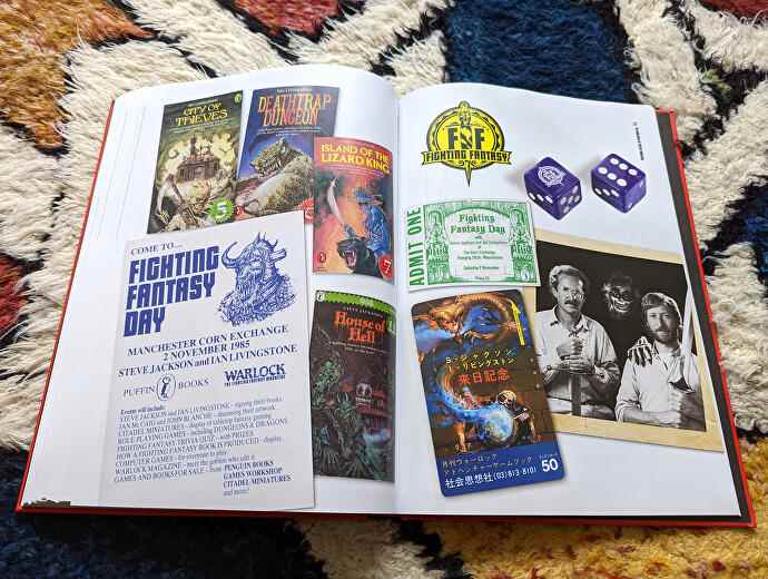 Une photo du livre relié de Dice Men Games Workshop, montrant une page de souvenirs de Fighting Fantasy.