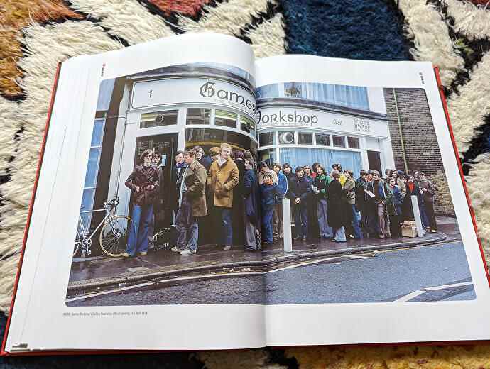 Une photo du livre Dice Men Games Workshop, montrant une photo double page de l'ouverture originale de la boutique Games Workshop.
